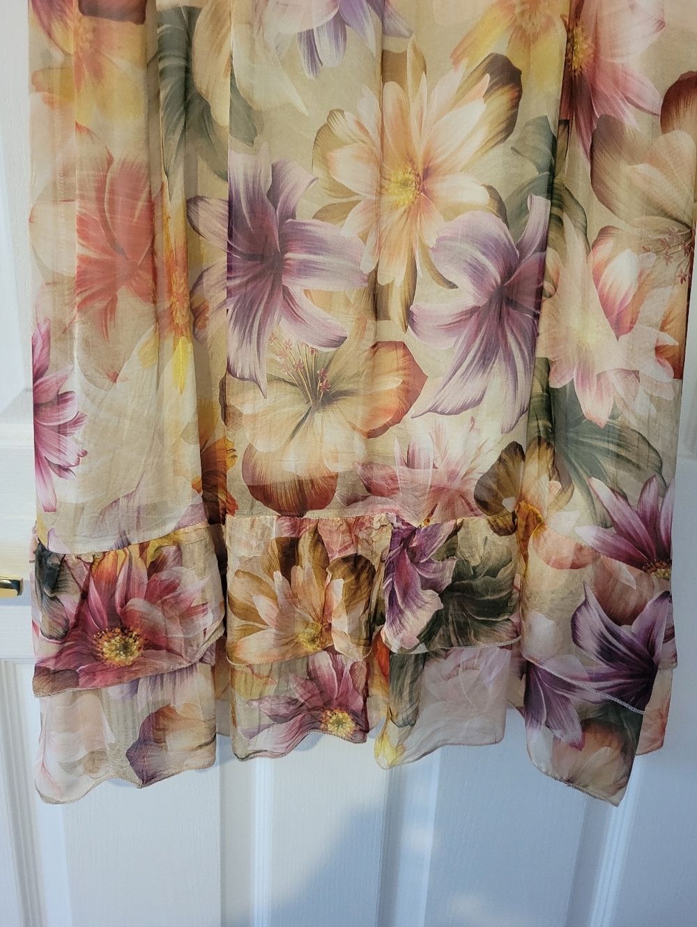 Stunning Floral Halter Midi Dress with Ruffle Hem
Sz. L - Picture 10 of 13